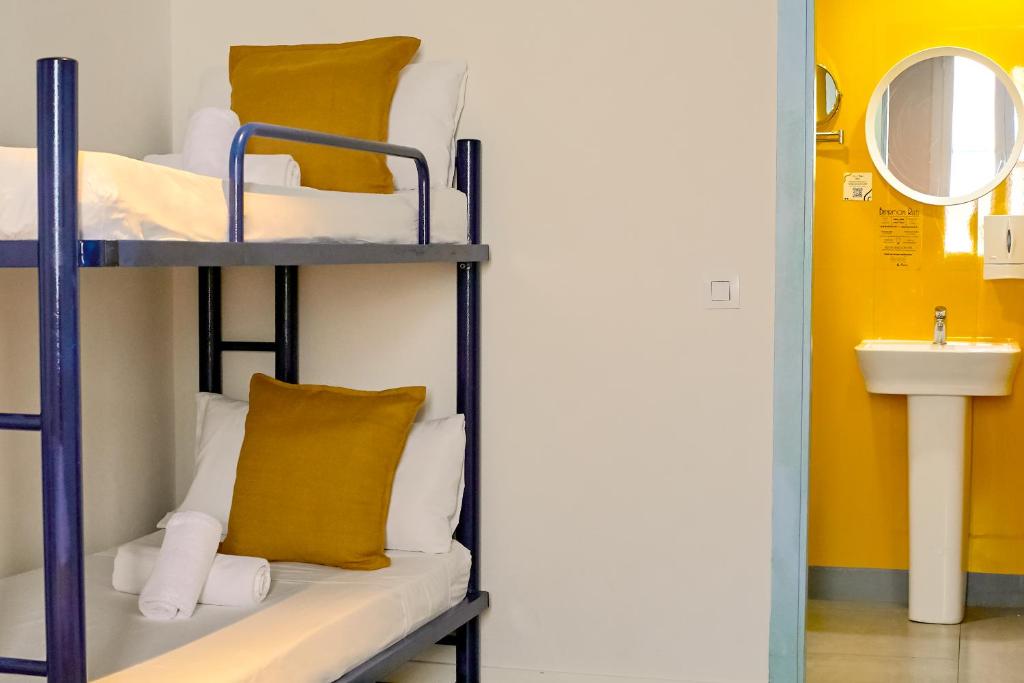 Postel nebo postele na pokoji v ubytování Sun & Moon Hostel