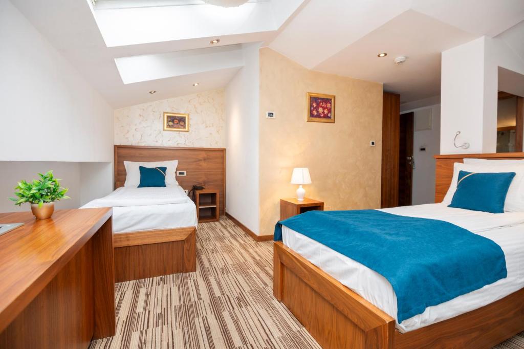 Rúm í herbergi á Hotel Bistrik City Center