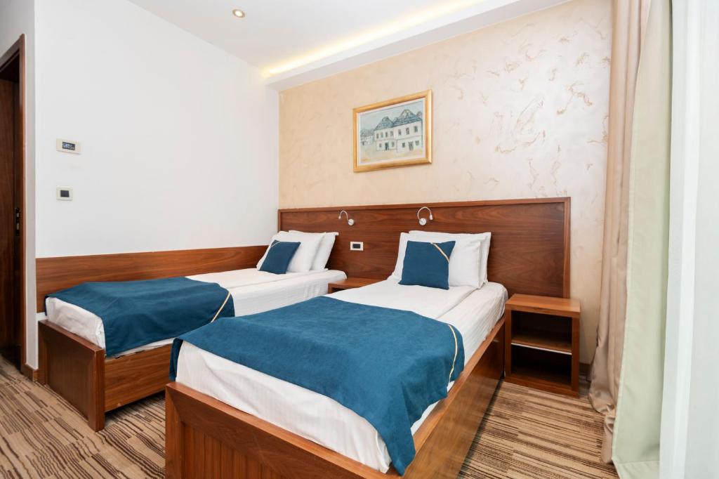 Rúm í herbergi á Hotel Bistrik City Center