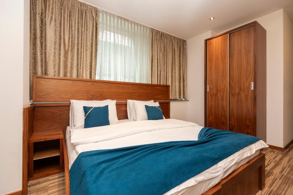 Rúm í herbergi á Hotel Bistrik City Center