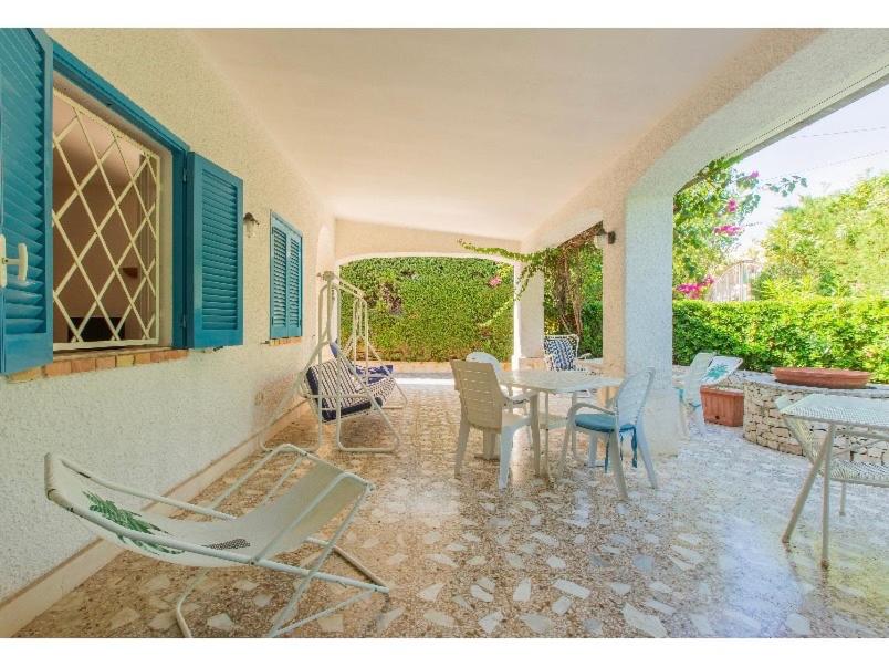 een terras met stoelen en een tafel en een tafel en stoelen bij Villa Frida in Campomarino