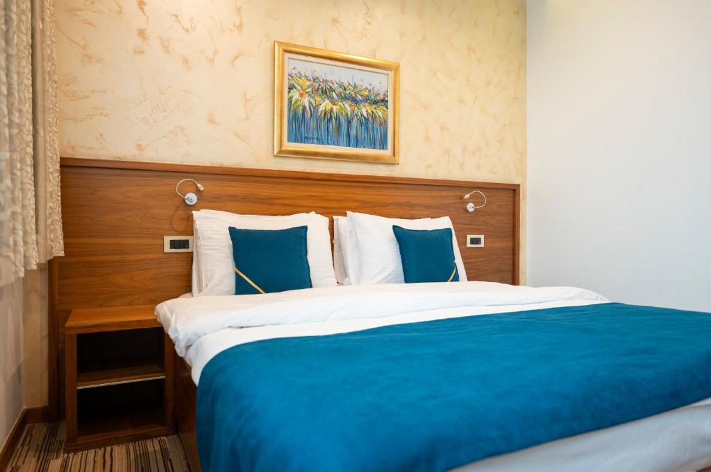 Rúm í herbergi á Hotel Bistrik City Center