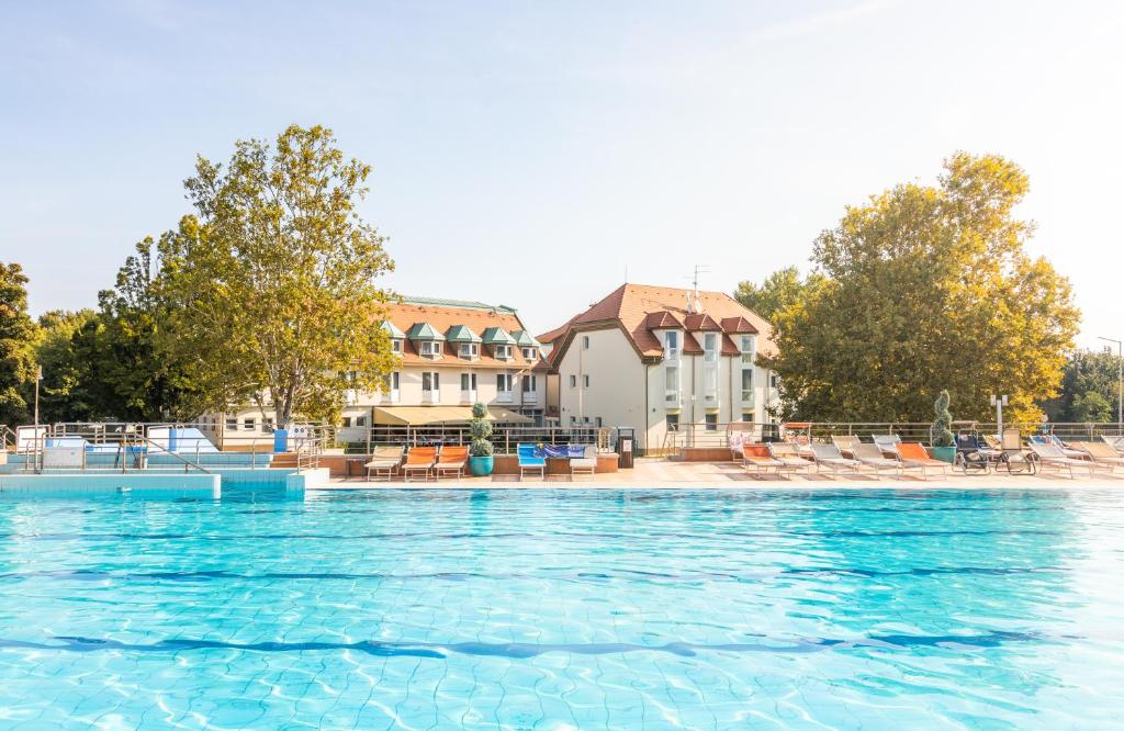 Bazén v ubytovaní Aqua Hotel Termál alebo v jeho blízkosti