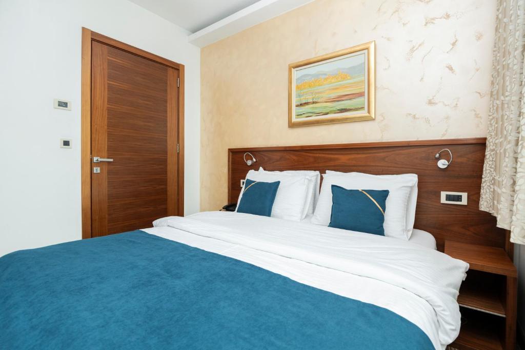 Rúm í herbergi á Hotel Bistrik City Center