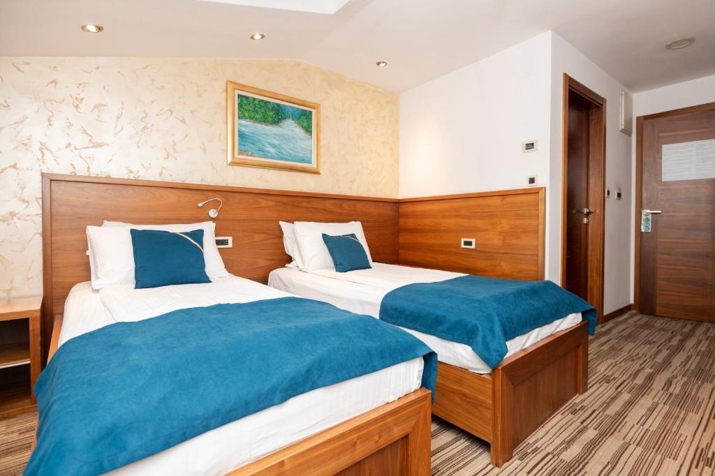 Rúm í herbergi á Hotel Bistrik City Center
