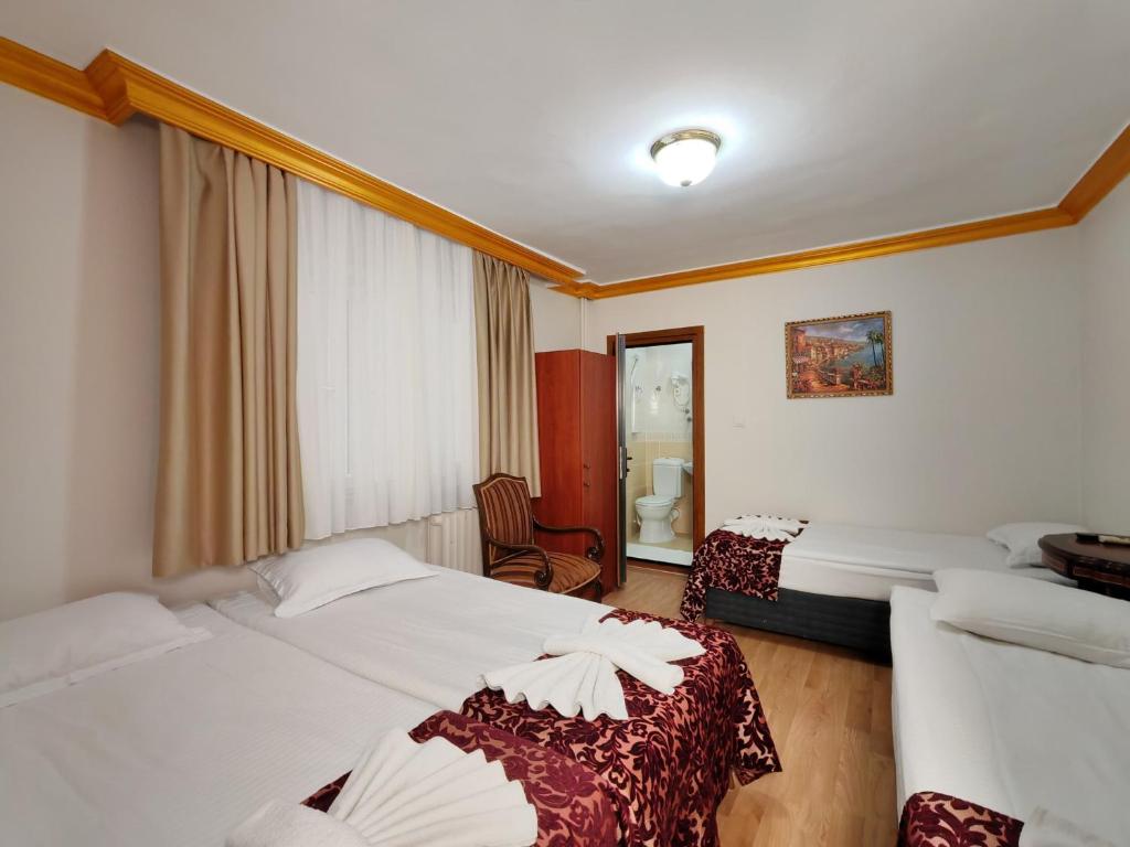 Postel nebo postele na pokoji v ubytování Sirkeci Emek Hotel