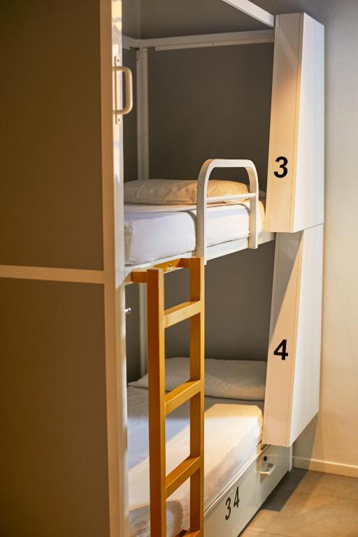 Palanda nebo palandy na pokoji v ubytování Sun & Moon Hostel