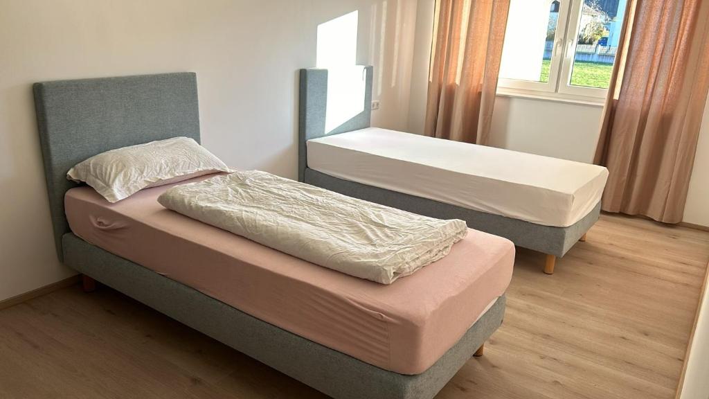 Postel nebo postele na pokoji v ubytování Danner Worker Rooms