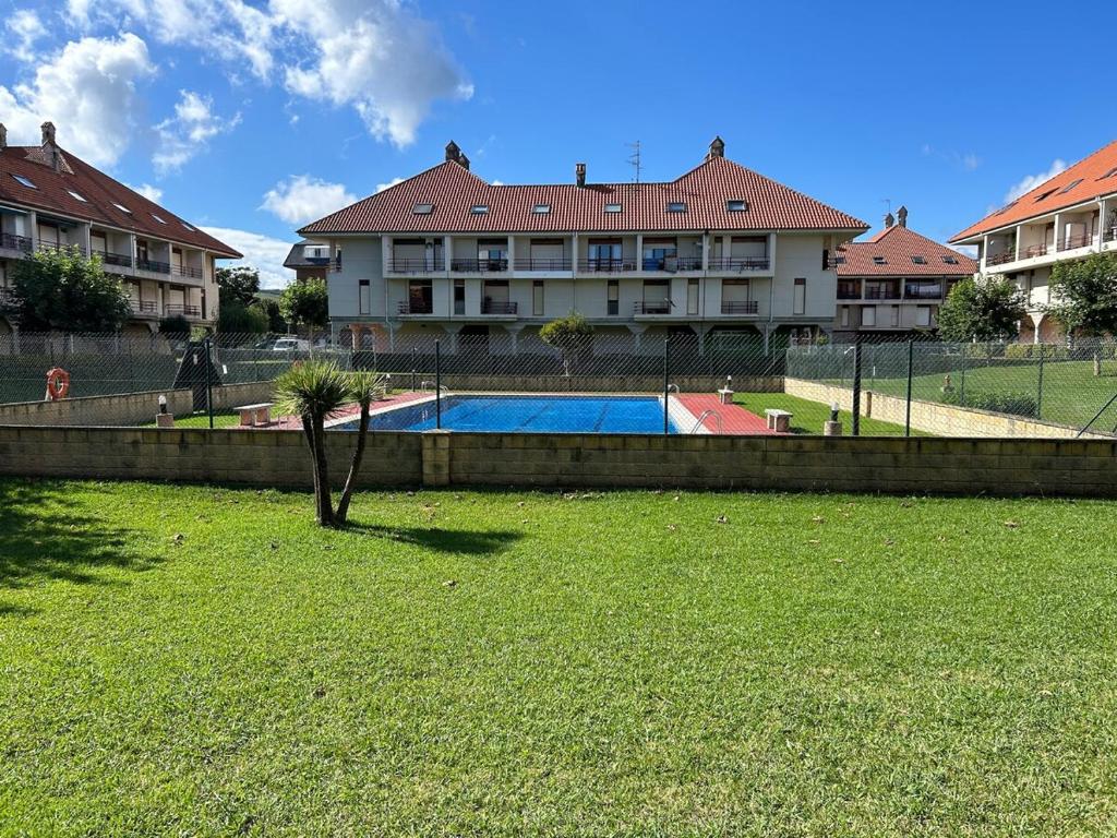 budynek z basenem na dziedzińcu w obiekcie Acogedor dúplex en urbanización con piscina en Ajo w mieście Ajo