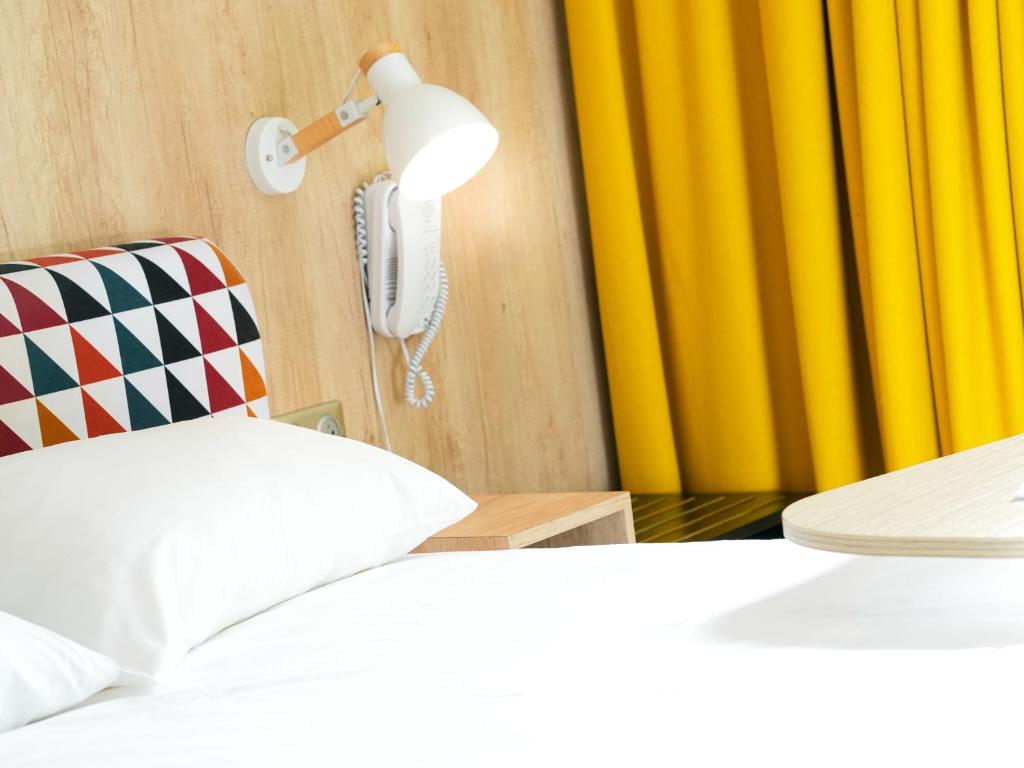 Postel nebo postele na pokoji v ubytování ibis Styles Caen Centre Historique