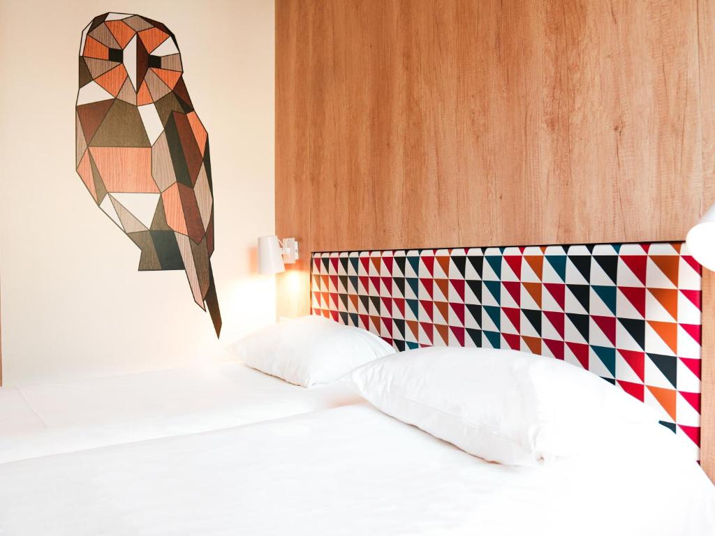 Postel nebo postele na pokoji v ubytování ibis Styles Caen Centre Historique