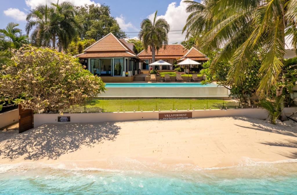 Bazén v ubytování Bacaya Beachfront Villa nebo v jeho okolí