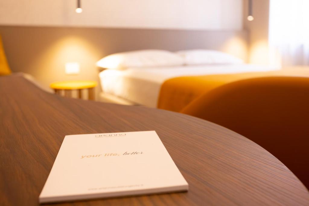 Postel nebo postele na pokoji v ubytování Arianna Suites Longevity