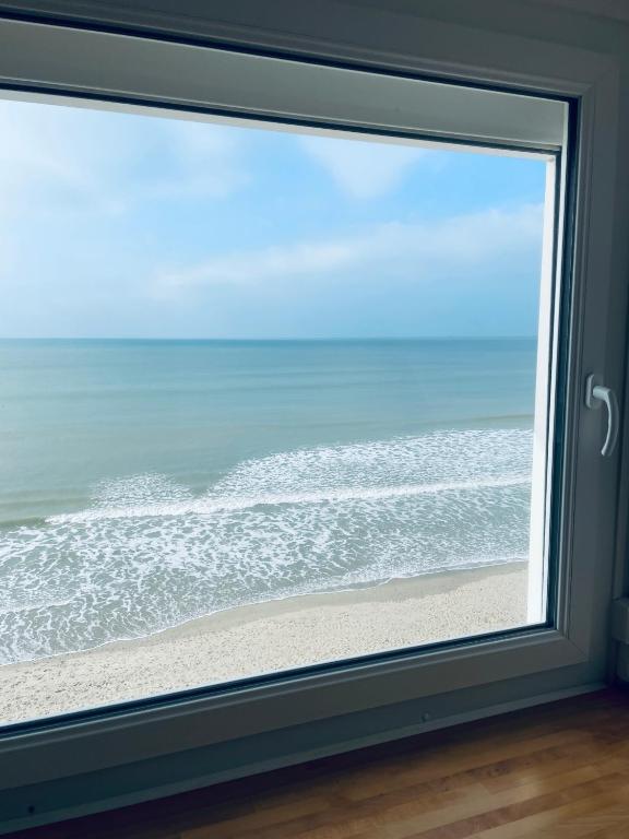 - une fenêtre avec vue sur la plage dans l'établissement L'Escapade, à Fort-Mahon-Plage