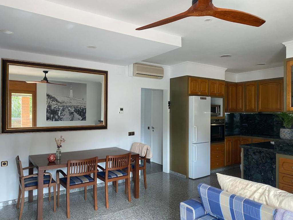 MiánegasにあるRural Apartmentのテーブルと椅子のあるキッチンとダイニングルーム