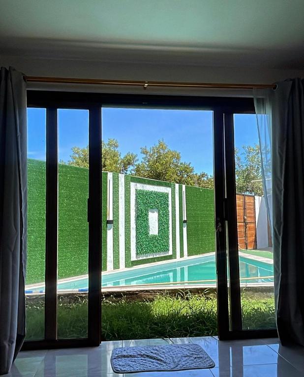 プエルト・ビジャミルにあるVilla Bella with private pool and high speed internetのスライド式ガラスドアからスイミングプールの景色を望めます。