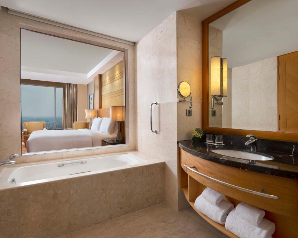 Postel nebo postele na pokoji v ubytování JW Marriott Hotel Medan
