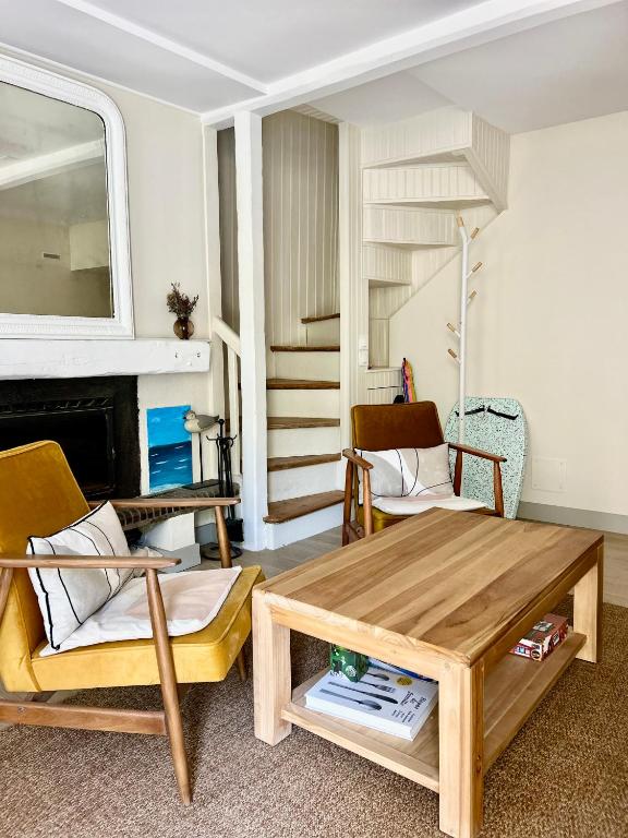 - un salon avec une table basse et des chaises dans l'établissement La Belle Villervillaise, à Villerville