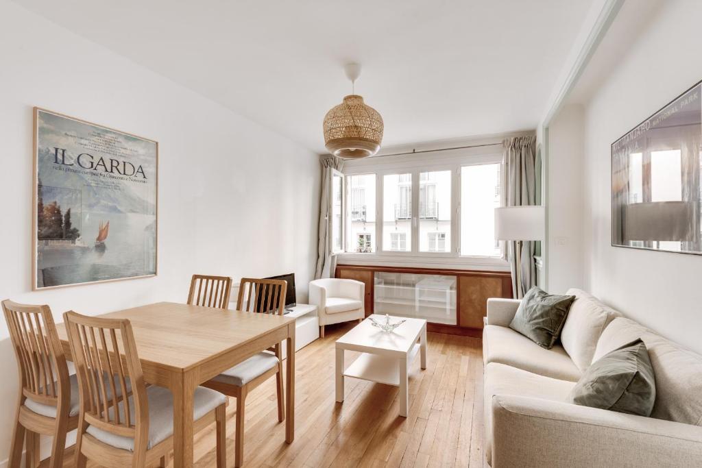 un salon avec une table et un canapé dans l'établissement Les Entrepreneurs - Proche de la Tour Eiffel, à Paris