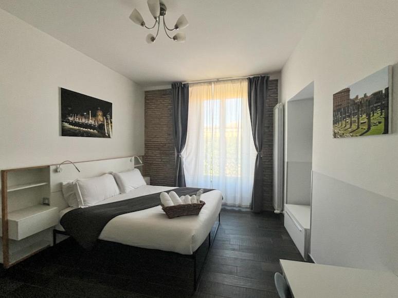 Ένα ή περισσότερα κρεβάτια σε δωμάτιο στο Arch Rome Suites