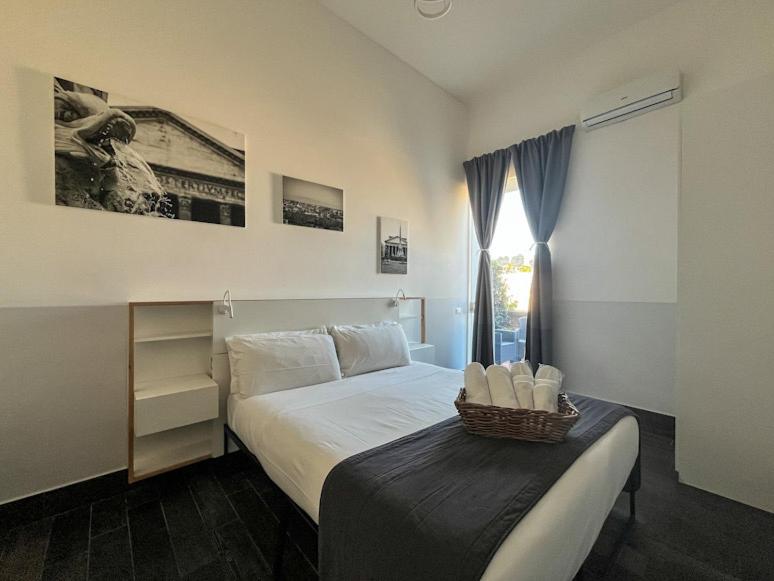 Ένα ή περισσότερα κρεβάτια σε δωμάτιο στο Arch Rome Suites