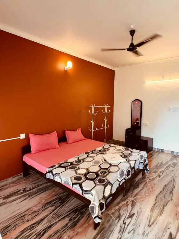 Postel nebo postele na pokoji v ubytování beach view balcony resort by hello varkala