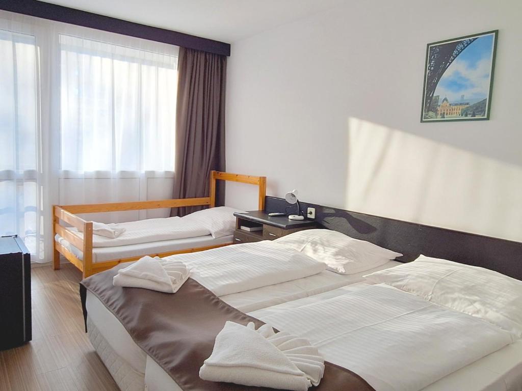 Postel nebo postele na pokoji v ubytování Hotel Hungária
