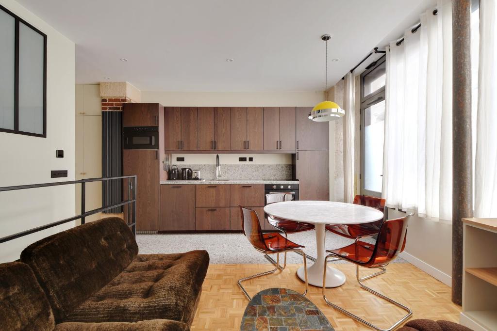 un salon avec un canapé et une table dans l'établissement Pick A Flat's apartment in Monmartre - Rue Etex, à Paris