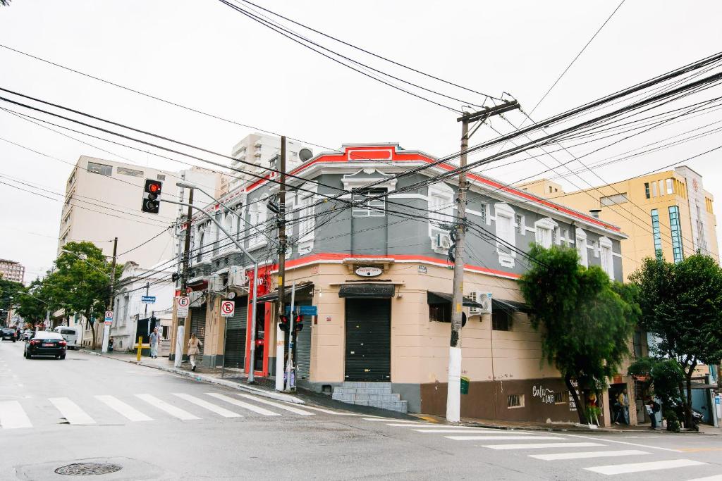 a building on a city street with a traffic light at Hotel Castro Alves, São Paulo in São Paulo