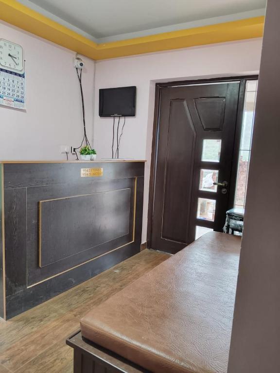 TV a/nebo společenská místnost v ubytování Chennai Grand Residency