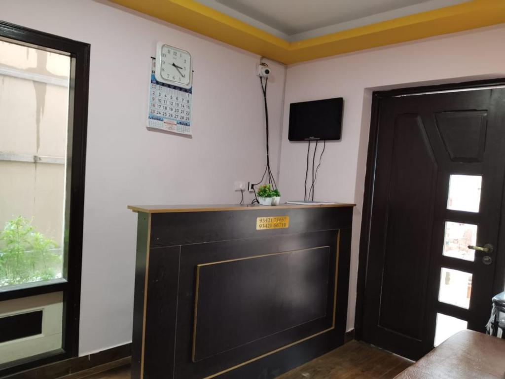 TV a/nebo společenská místnost v ubytování Chennai Grand Residency