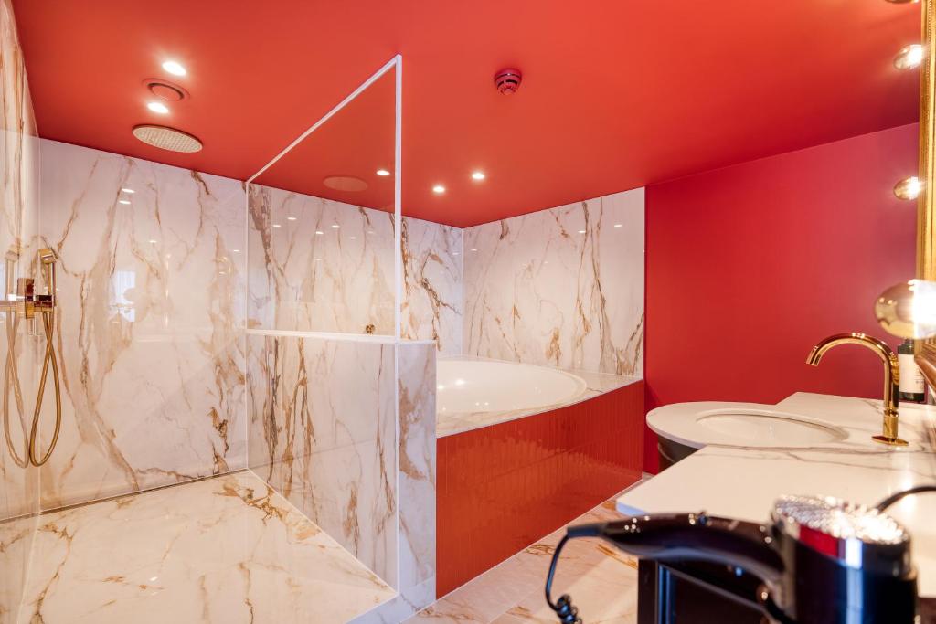 Postel nebo postele na pokoji v ubytování Van der Valk Hotel Liège Congres