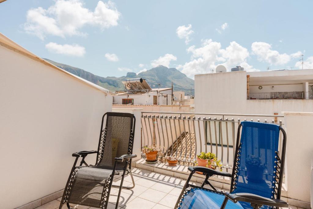 balcone con sedie e vista sulle montagne. di Casa Chiocciola a San Vito lo Capo
