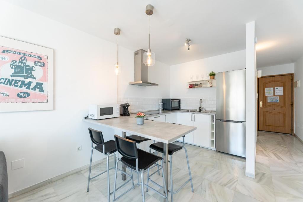 Kuchyňa alebo kuchynka v ubytovaní VB Pueblo del Parque 2BDR Apartment