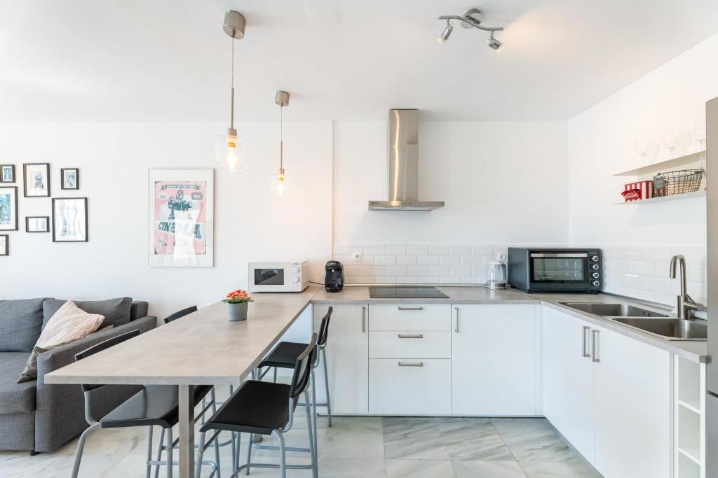 Kuchyňa alebo kuchynka v ubytovaní VB Pueblo del Parque 2BDR Apartment