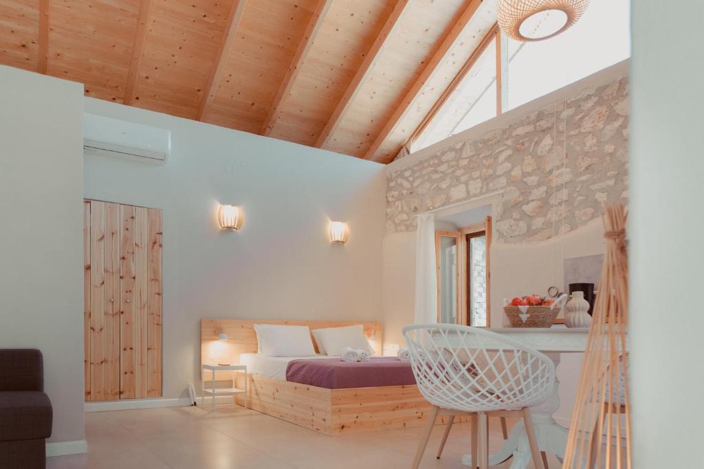 ein Schlafzimmer mit einem Bett und einem Tisch mit einem Stuhl in der Unterkunft Coastal Cottage Chic House in Vlikhón