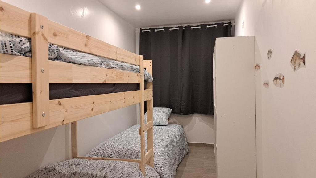 - une chambre avec 2 lits superposés et un réfrigérateur dans l'établissement entre plage et rempart, à Boulogne-sur-Mer