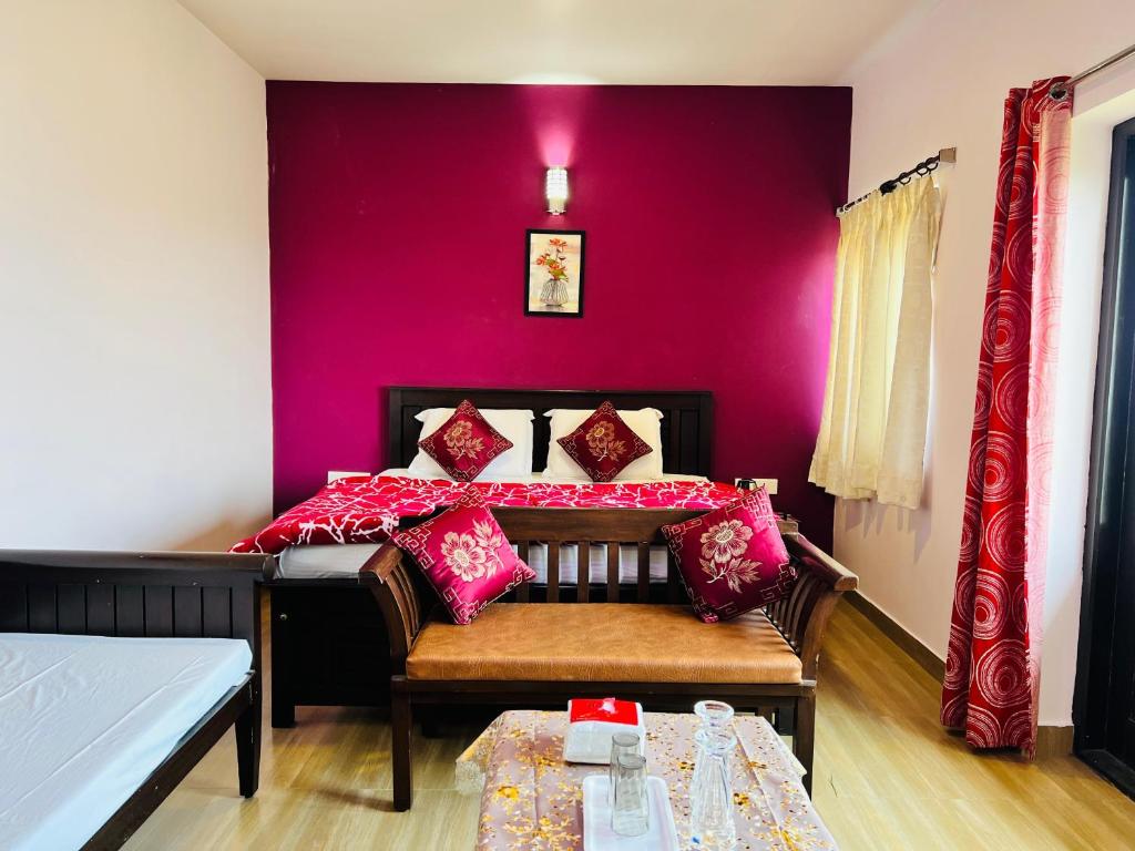 Postel nebo postele na pokoji v ubytování Chennai Grand Residency