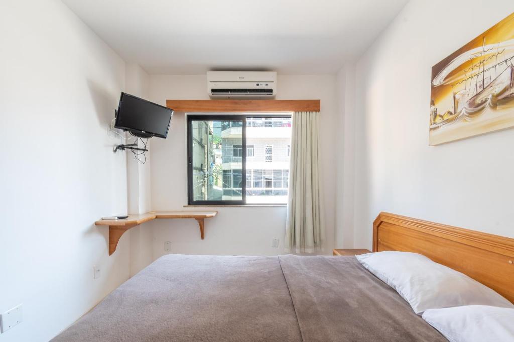 Postel nebo postele na pokoji v ubytování OYO Residencial Itacuruçá Apart Hotel, Mangaratiba