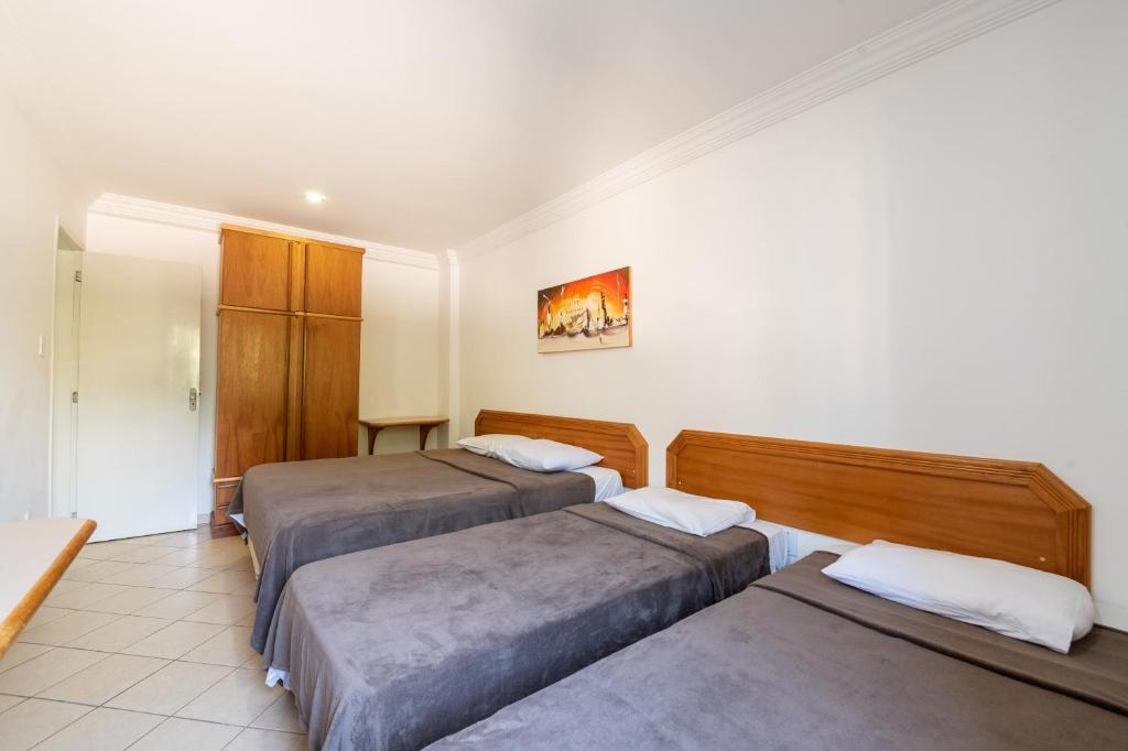 Postel nebo postele na pokoji v ubytování OYO Residencial Itacuruçá Apart Hotel, Mangaratiba