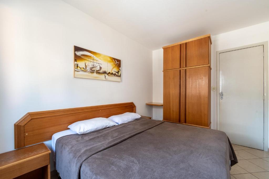 Postel nebo postele na pokoji v ubytování OYO Residencial Itacuruçá Apart Hotel, Mangaratiba