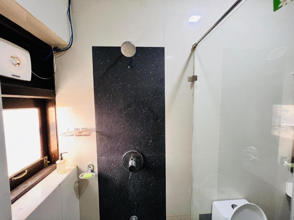 Koupelna v ubytování Chennai Grand Residency