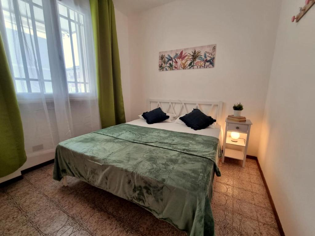 Un dormitorio pequeño con una cama y una ventana. en Primavera 2-1, en Lido di Pomposa