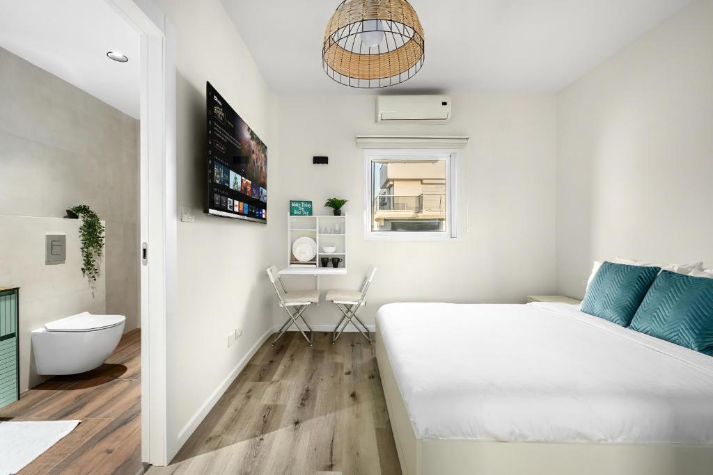 Postel nebo postele na pokoji v ubytování Netanya Beachfront Bliss Apartments by Sea N' Rent