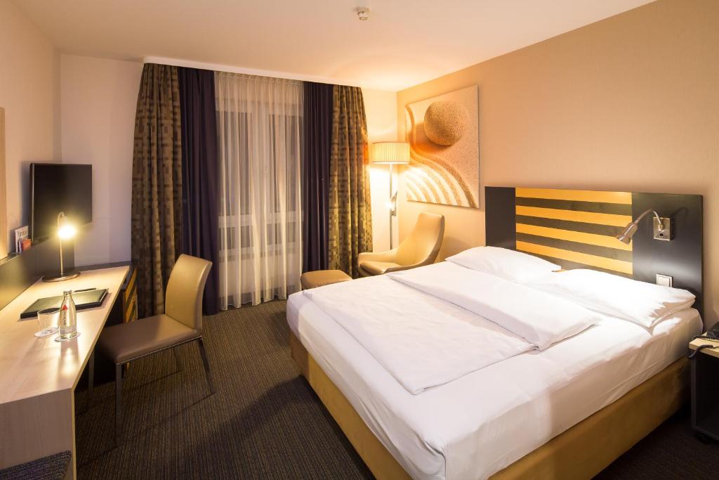 Postel nebo postele na pokoji v ubytování Lindner Hotel Frankfurt Hochst, part of JdV by Hyatt