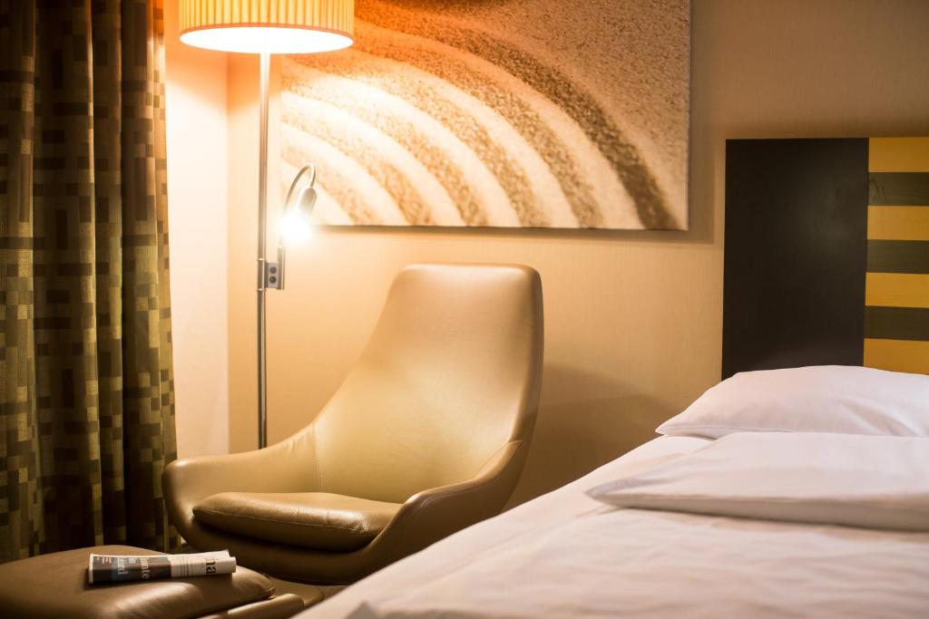Postel nebo postele na pokoji v ubytování Lindner Hotel Frankfurt Hochst, part of JdV by Hyatt