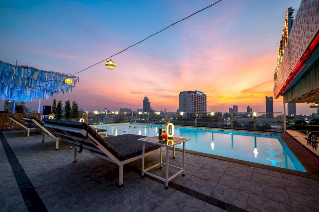 una piscina en un edificio con vistas a la ciudad en Sunday JA Plus Hotel, en Pattaya central