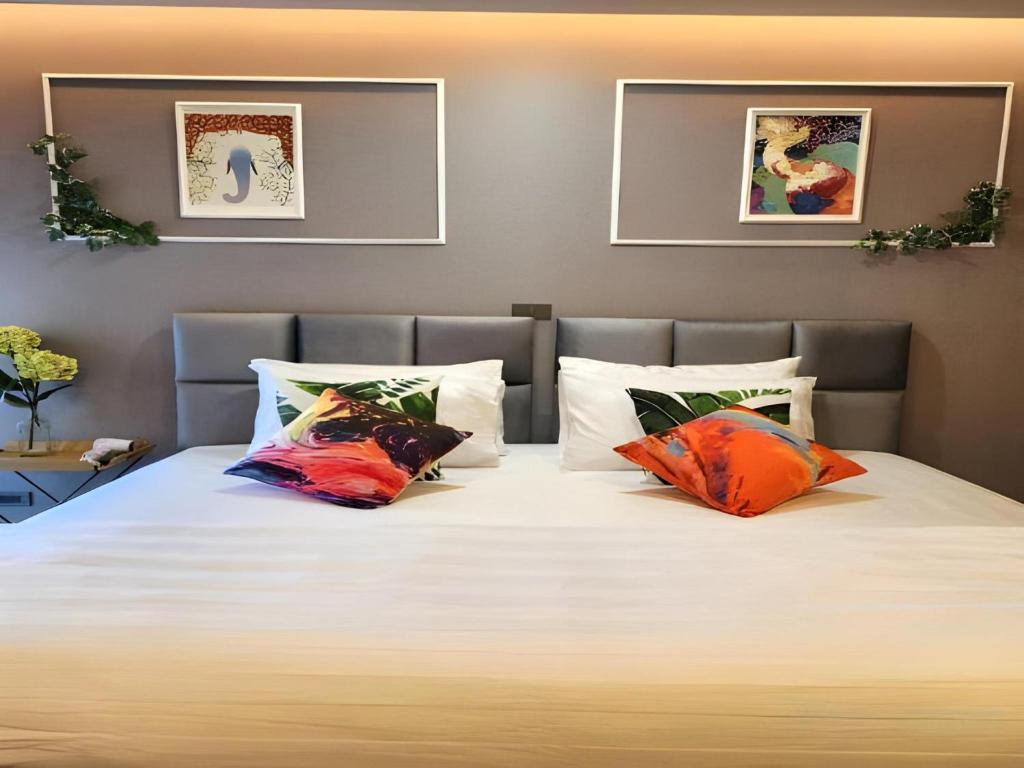 Postel nebo postele na pokoji v ubytování Capital O 75422 Million Pillows