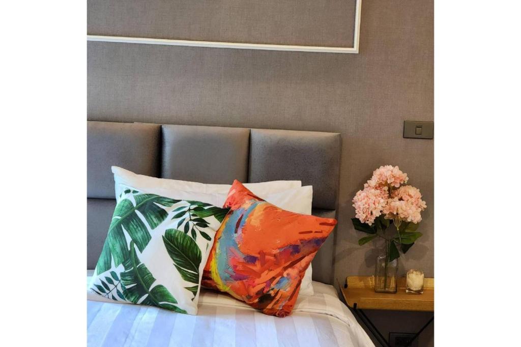 Postel nebo postele na pokoji v ubytování Capital O 75422 Million Pillows