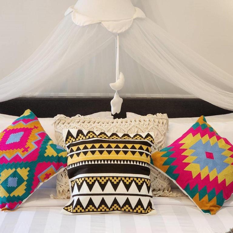 Postel nebo postele na pokoji v ubytování Capital O 75422 Million Pillows